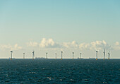 Offshore-Windpark und Containerschiffe auf der Nordsee