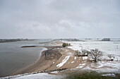 Überschwemmungsgebiet und Fluss Waal im Winter