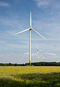 Windkraftanlagen im Frühling