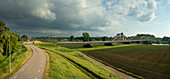 Überschwemmungsgebiete und Eisenbahnbrücke über die Maas