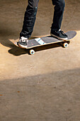 Tiefschnitt eines Jungen auf einem Skateboard