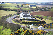 Landschaft und Straße A2; Grafschaft Antrim, Irland