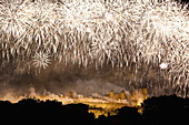 Feuerwerk zum Tag der Bastille mit nächtlich beleuchteter Burg und Festungsmauer; Carcassonne, Languedoc-Rousillion, Frankreich