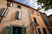 Niedriger Blickwinkel auf ein Wohngebäude; Carcassonne, Languedoc-Rousillion, Frankreich