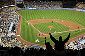 Fans jubeln einer Baseballmannschaft in einem Stadion zu; Los Angeles, Kalifornien, Vereinigte Staaten von Amerika