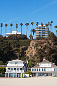 Häuser und Apartmenthäuser entlang der Küste; Kalifornien, Vereinigte Staaten von Amerika