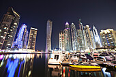 Nachts beleuchtete Wolkenkratzer und Boote in der Marina; Dubai, Vereinigte Arabische Emirate