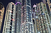 Nachts beleuchtete Wolkenkratzer; Dubai, Vereinigte Arabische Emirate