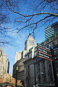 Hinweisschild für Touristen im Battery Park; New York City, New York, Vereinigte Staaten von Amerika