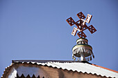 Kreuz auf dem Dach eines modernen Kirchengebäudes, neben der Abreha Wa Atsbeha Kirche; Gheralta, Tigray Region, Äthiopien