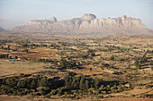 Abgetragene Berglandschaft und Ackerland; Gheralta, Tigray Region, Äthiopien