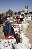 Lokaler Markt und Moschee, Stadt Debark, Simien Mountains; Amhara Region, Äthiopien