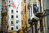 Wohngebäude mit kleinen Balkonen; Beirut, Libanon