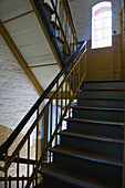 Eine Treppe mit einem Handlauf in einem Gebäude; Hamburg, Deutschland