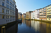 Gebäude entlang eines Kanals; Hamburg, Deutschland