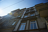 Niedriger Blickwinkel auf ein Wohngebäude aus Backstein und blauer Himmel; Hamburg, Deutschland