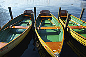 Hölzerne Ruderboote an einem Kanal; Hamburg, Deutschland
