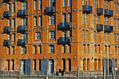 Ein Backsteingebäude mit zufällig platzierten Balkonen; Hamburg, Deutschland