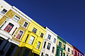 Bunte Fassaden von Wohngebäuden in einer Reihe, Notting Hill; London, England