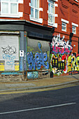 Graffiti an der Seite eines Gebäudes, Brick Lane; London, England