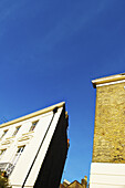 Niedriger Blickwinkel auf ein Wohngebäude vor blauem Himmel, Primrose Hill; London, England.