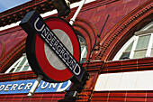 Schild für Underground, ein Schnellbahnsystem; London, England