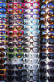 Sonnenbrillen und Brillen zum Verkauf ausgestellt; London, England