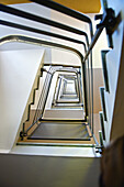 Blick nach oben in der Mitte einer Treppe; London, England