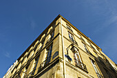 Ecke eines Gebäudes und blauer Himmel im historischen Viertel des Marais; Paris, Frankreich