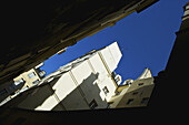 Niedriger Blickwinkel auf die Seite eines Wohngebäudes im historischen Viertel Marais; Paris, Frankreich.
