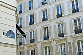 Verschnörkelte Fassade eines Wohnhauses, Marais-Viertel; Paris, Frankreich.