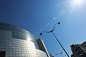 Ein modernes Gebäude mit blauem Himmel und Sonnenlicht; Paris, Frankreich