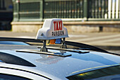 Ein Taxischild auf dem Dach eines Fahrzeugs; Paris, Frankreich