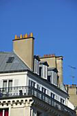 Ein Wohngebäude und blauer Himmel; Paris, Frankreich