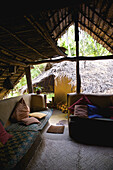 Sitzen mit Kissen unter einem schrägen Dach; Ulpotha, Embogama, Sri Lanka