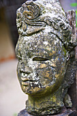 Verwitterte Steinskulptur eines Frauengesichts; Ulpotha, Embogama, Sri Lanka.