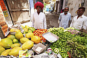 Lebensmittelstand auf der Straße eines ländlichen Dorfes; Rajasthan, Indien