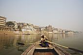 Blick auf die Ghats vom Ganges aus; Varanasi, Indien