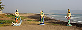Statuen indischer Frauen am Strand am Rande des Wassers; Visakhapatnam, Andhra Pradesh, Indien