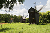 Windmühlen auf einem Feld; Kiew, Ukraine.