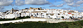 Stadtbild mit weiß getünchten Gebäuden; Vejer De La Frontera, Andalusien, Spanien