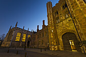 Eingang zum St John's College in der Abenddämmerung; Cambridge, Cambridgeshire, England.