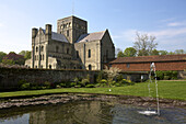 St. Cross Kirche und Garten; Winchester, Hampshire, England