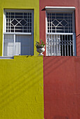 Vordertüren von mehrfarbigen Häusern in der Wale Street; Kapstadt, Südafrika