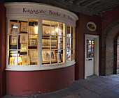 Buchhandlung in der Altstadt von Kingsgate Village; Winchester, Hampshire, England