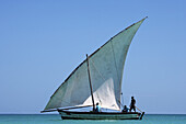 Männer auf einem Segelboot auf dem Indischen Ozean; Vamizi-Insel, Mosambik