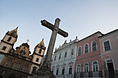 Die Kirche San Francisco und ein Kruzifix-Denkmal im Largo Cruziero De San Fancisco, im historischen Zentrum Pelourinho; Salvador, Bahia, Brasilien.