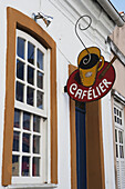 Kaffeeschild außerhalb eines Cafés im historischen Pelourinho-Viertel; Salvador, Bahia, Brasilien