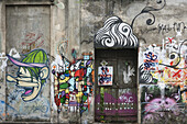 Graffiti an alten Gebäuden im Stadtteil Santa Teresa; Rio De Janeiro, Brasilien