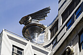 Skulpturen, die den Kühlerhauben von Chrysler-Automobilen nachempfunden sind, schmücken die unteren Rückwände des Chrysler Building, New York City, New York, Vereinigte Staaten